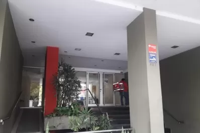 Buscan a un joven por cinco robos ocurridos en un edificio de Barrio Norte