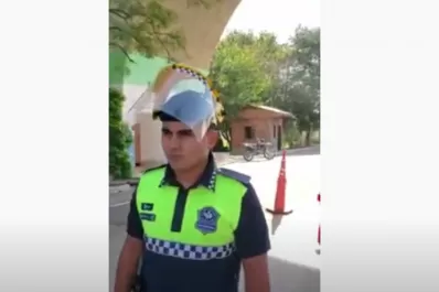 Bronca en un control policial por una espera de dos horas: no nos quieren ni prestar el baño