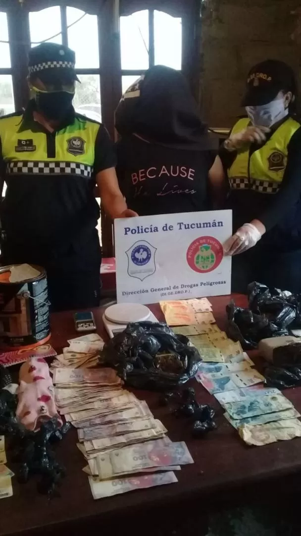 EN LA MESA. En una casa de Finca Los Gallos encontraron droga y dinero.  
