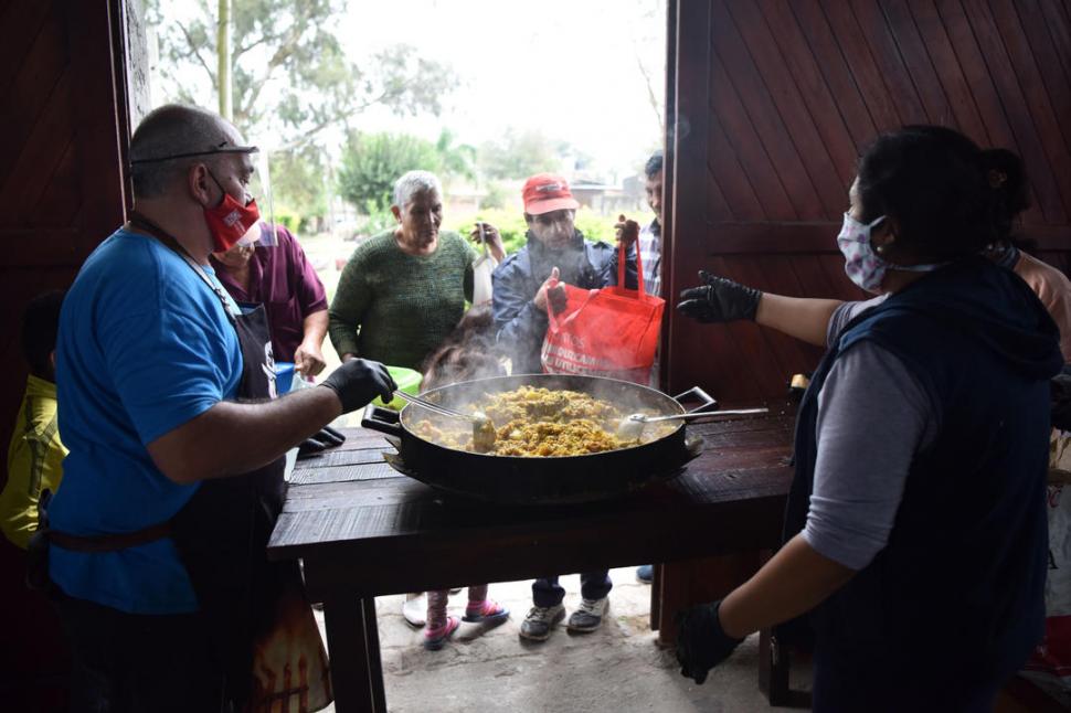 A LA ESPERA. Decenas de familias llegan al comedor de La Aguadita para llevarse su porción. Lo que sobra, se reparte.