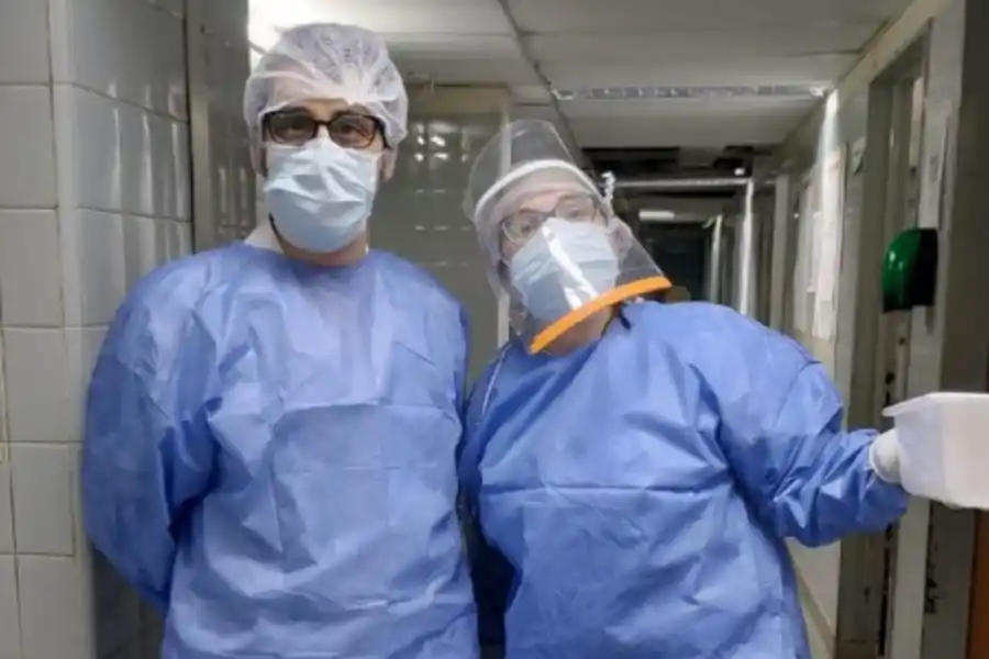 Héroes sin capas: la historia de una pareja de médicos tucumanos que atiende a pacientes con covid-19 en Buenos Aires