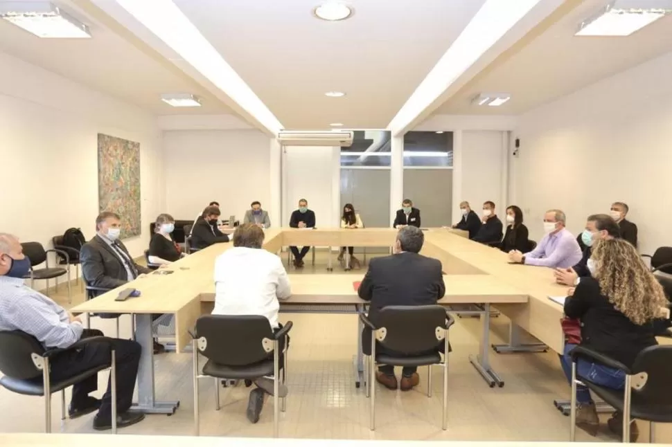 ENCUENTRO. Profesionales reunidos ayer en el Comité de Emergencia. 