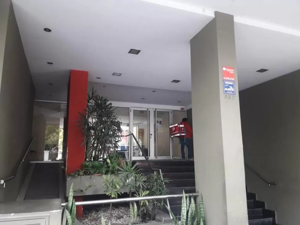 ENTRADA. En la puerta del edificio pegaron carteles con la foto y el apellido del ladrón.  