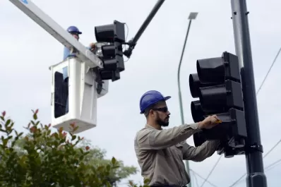 Alistan los semáforos en el cruce de Aconquija y Solano Vera