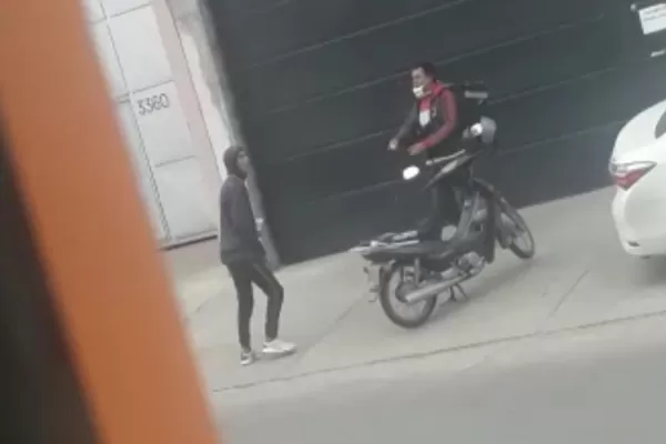 Video: así asaltaron a un cadete que había salido a hacer un mandado