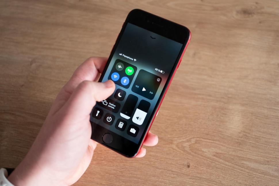 “HOME”. El iPhone SE recupera el botón central con lector de huellas, extinguido desde el iPhone X.