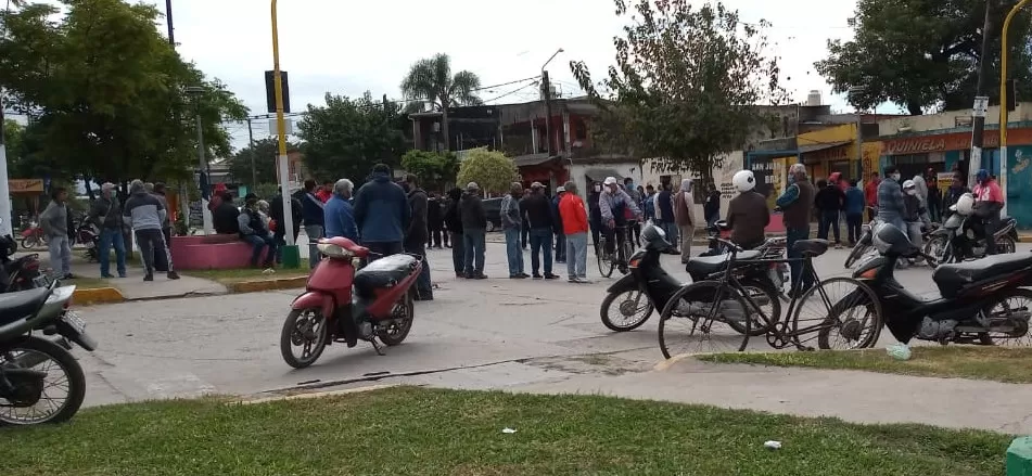 RECLAMO. Obreros protestan en las afueras del ingenio San Juan.