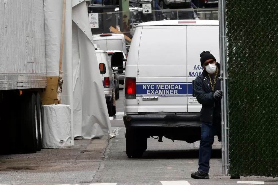 MANHATTAN. Con las morgues desbordadas, se habilitaron camiones refrigerados junto a los hospitales.  Reuters