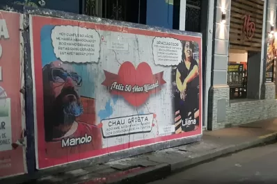 Amor y humor: pegó afiches para saludar a su esposa, que cumplió 50 años y está lejos