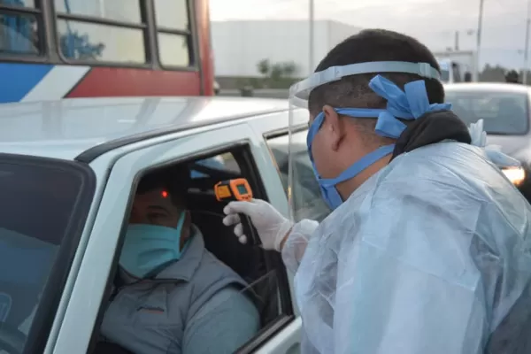 Luego del túnel de desinfección, ahora toman la temperatura en el ingreso a Banda del Río Salí