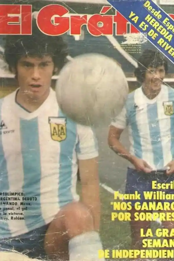 ESTRELLAS. Juan José Meza (con la pelota) y Roldán fueron compañeros en la Selección.