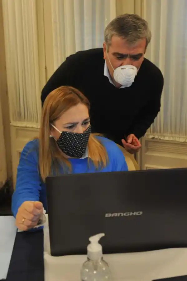 SERVICIO. Gladys Medina ajusta detalles junto a sus colaboradores (izquierda). El Salón Blanco durante el simulacro de sesión virtual (abajo).  