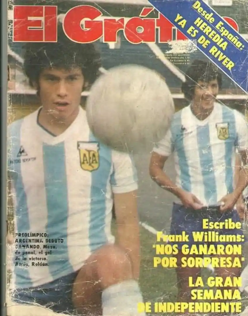 ESTRELLAS. Juan José Meza (con la pelota) y Roldán fueron compañeros en la Selección.