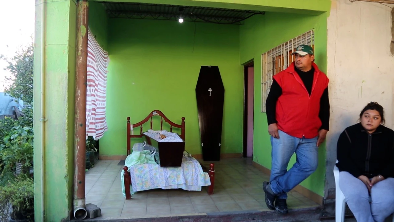 POSTAL DOLOROSA. Familiares de Amaya, con el cuerpo de fondo. LA GACETA / FOTO DE MATÍAS QUINTANA 