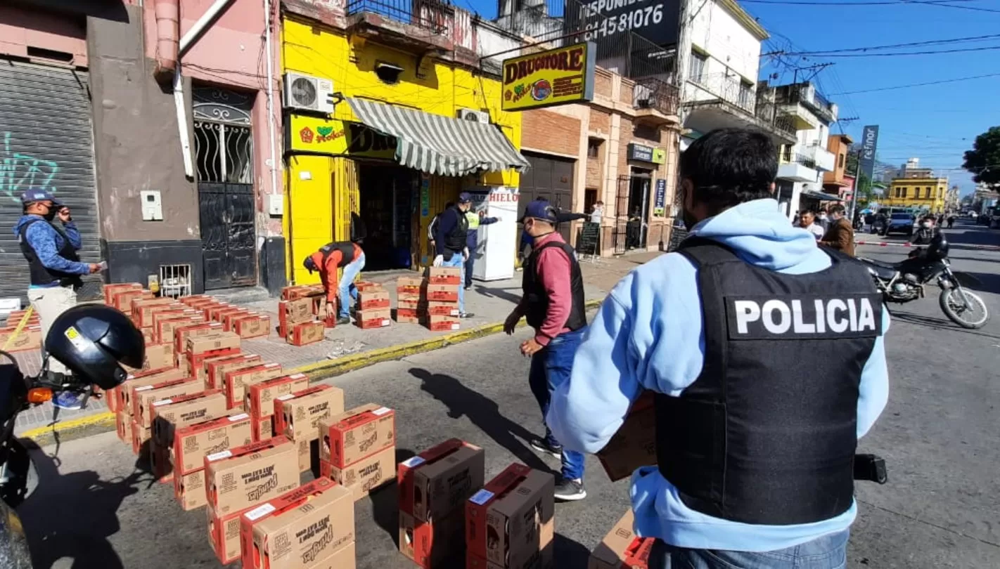 CARGAMENTO RECUPERADO. La Policía encontró las cajas en Benjamín Aráoz al 100.