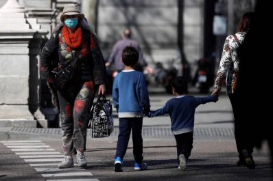 Autorizan a niños y niñas de hasta 12 años a hacer compras junto a uno de sus padres