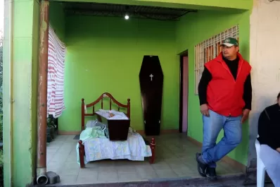 Polémica por el destino del cuerpo de un accidentado: la familia lo llevó en una cama a su casa