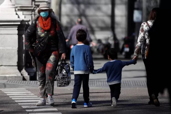 Autorizan a niños y niñas de hasta 12 años a hacer compras junto a uno de sus padres