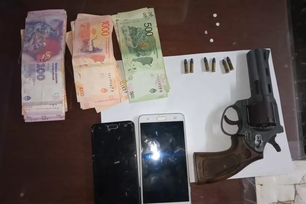 SECUESTRO. El sospechoso llevaba armas y dinero en efectivo.