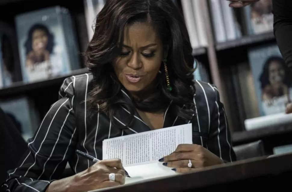 DE CERCA. El film sigue a Michelle en la gira de presentación de su libro. 