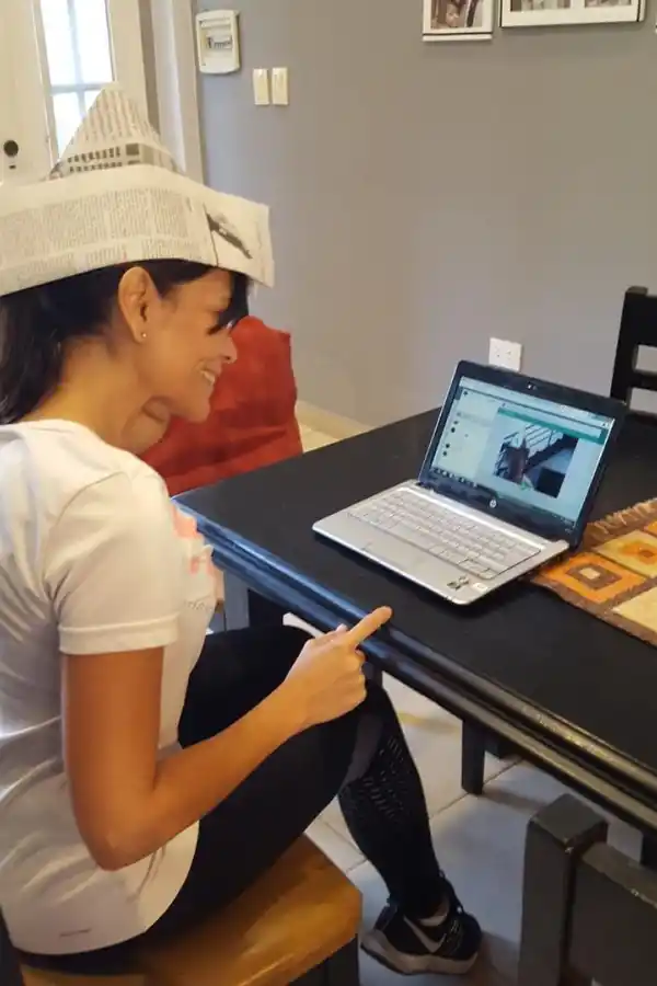 PRESENCIA VIRTUAL. La docente Natalia Ale mantiene la cercanía con sus alumnos a pesar de la distancia.