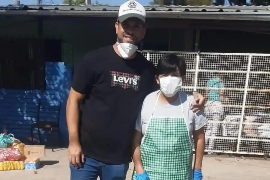 MANOS “MÁGICAS”. Gómez posa junto con Lidia, la mujer que desde hace más de 30 años le da de comer a San Antonio. credito xxxxxxxx