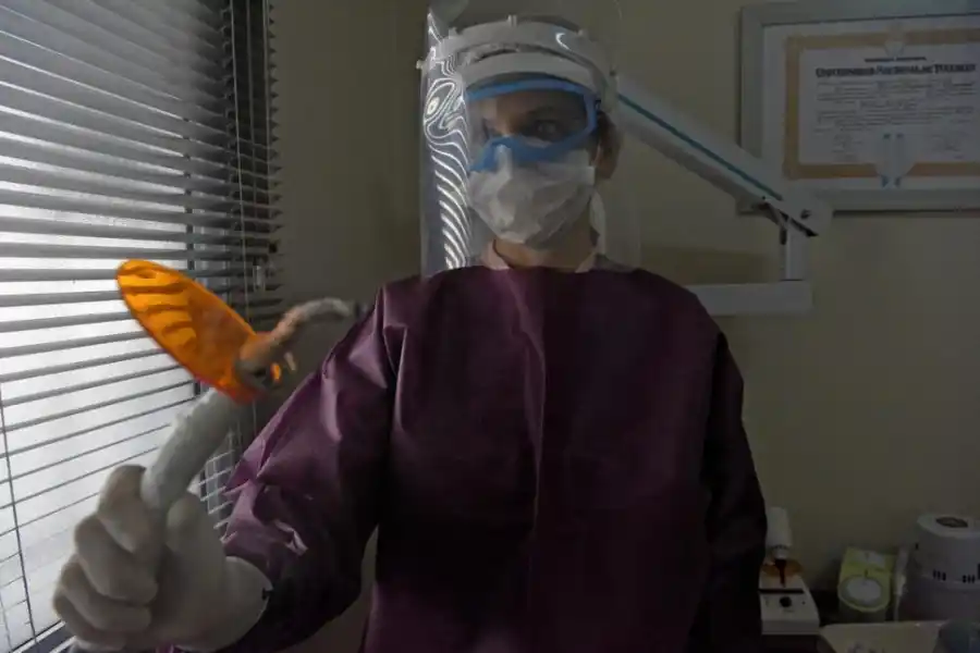 EL NUEVO PROTOCOLO. La odontóloga Eugenia Mayoral muestra cómo serán las extremas medidas de seguridad que deben adoptar para atender a sus pacientes. 