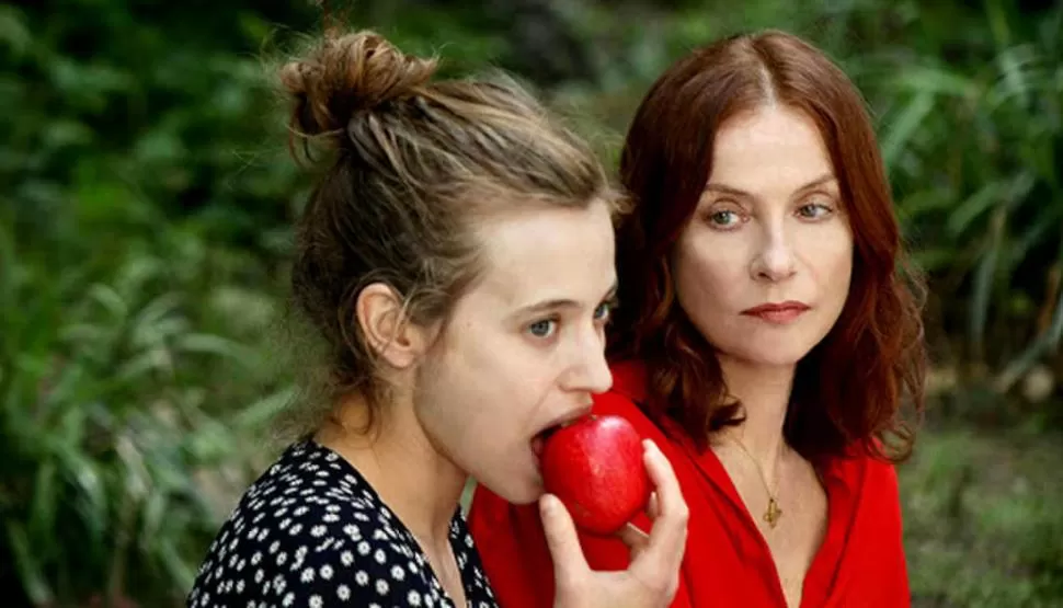 RELECTURA DE UN CLÁSICO. Lou de Laâge interpreta a Blancanieves, así que lo suyo es morder la manzana. 