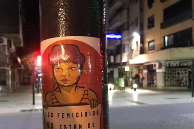 Arte urbano: en las calles aparecen las “artivistas” con stencils, stickers y sellos contagiando imágenes