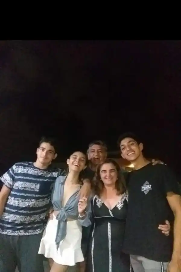 TIEMPO. Herrera (remera negra) goza estando más días de lo habitual en casa.  