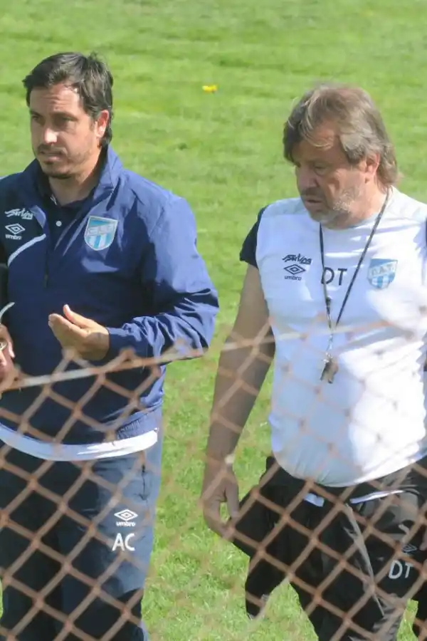 LA ILUSIÓN DE LLEGAR, BIEN ARRIBA. Ignacio Puch, goleador de la Séptima y otra de las fuertes promesas “decanas”, ensaya una pirueta en el aire durante una sesión de fotos, el año pasado. la gaceta / foto de diego aráoz 
