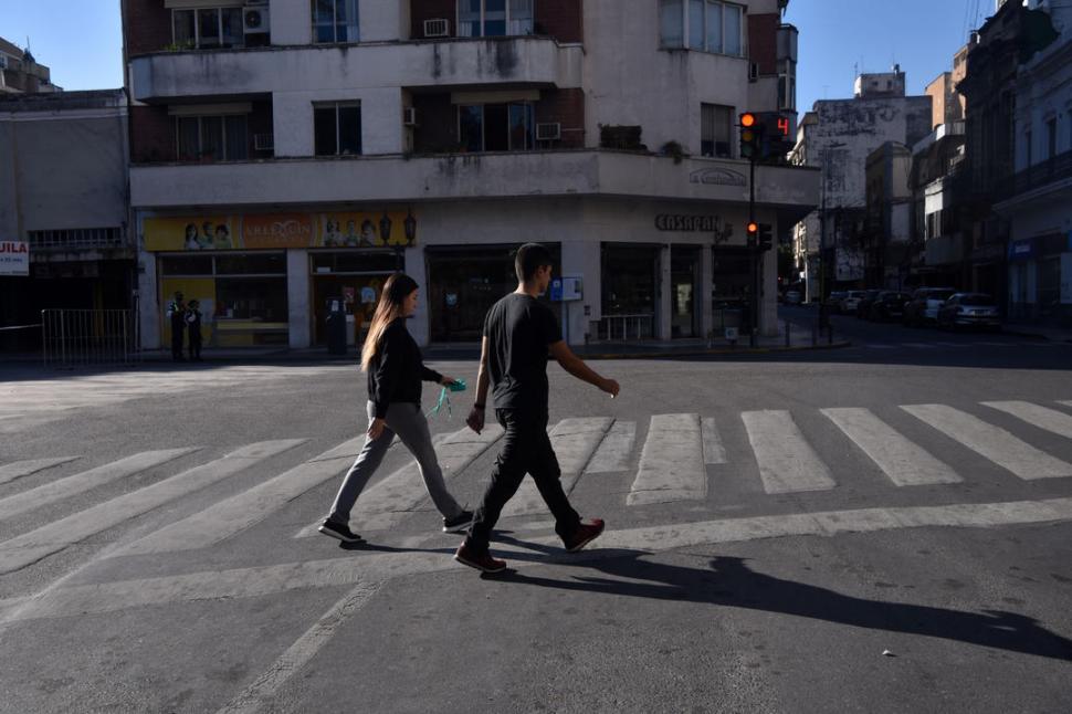 PLENO CENTRO. Aunque la plaza Independencia sólo se presta para “darle la vuelta a la manzana”, sus alrededores también recibieron visitas.