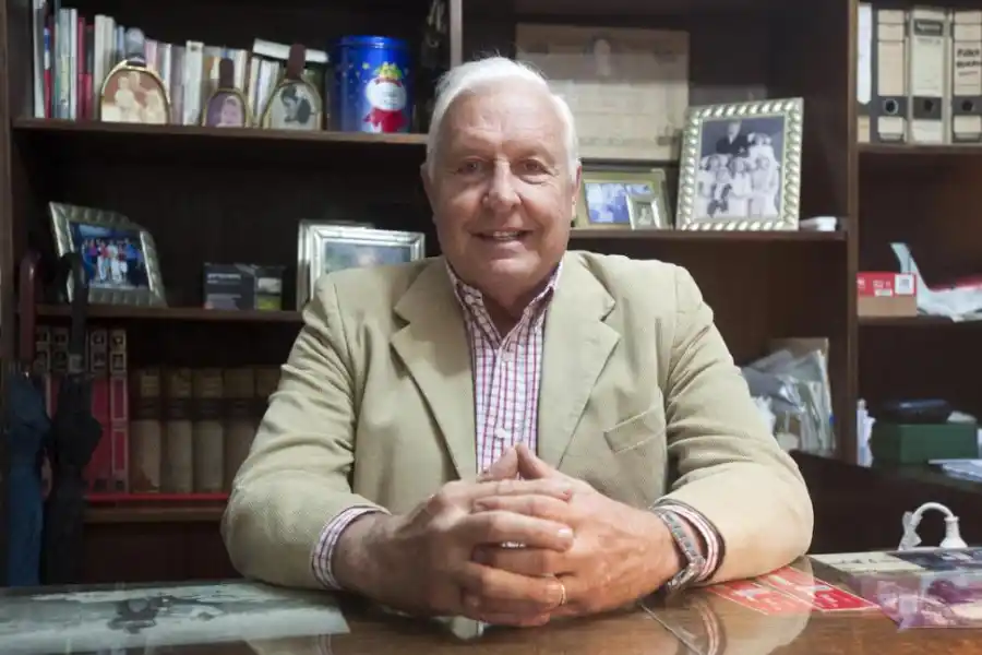 COLORES. Su club era Tucumán Rugby, pero fue invitado a jugar torneos con Natación, “Uni”, Los Tarcos y Lawn Tennis. “De esa época, sólo me faltaron Corsarios y Cardenales”, cuenta.