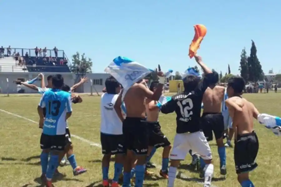 LA ILUSIÓN DE LLEGAR, BIEN ARRIBA. Ignacio Puch, goleador de la Séptima y otra de las fuertes promesas “decanas”, ensaya una pirueta en el aire durante una sesión de fotos, el año pasado. la gaceta / foto de diego aráoz 