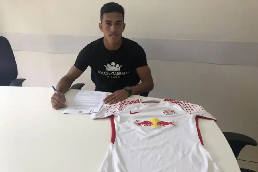 LA ILUSIÓN DE LLEGAR, BIEN ARRIBA. Ignacio Puch, goleador de la Séptima y otra de las fuertes promesas “decanas”, ensaya una pirueta en el aire durante una sesión de fotos, el año pasado. la gaceta / foto de diego aráoz 