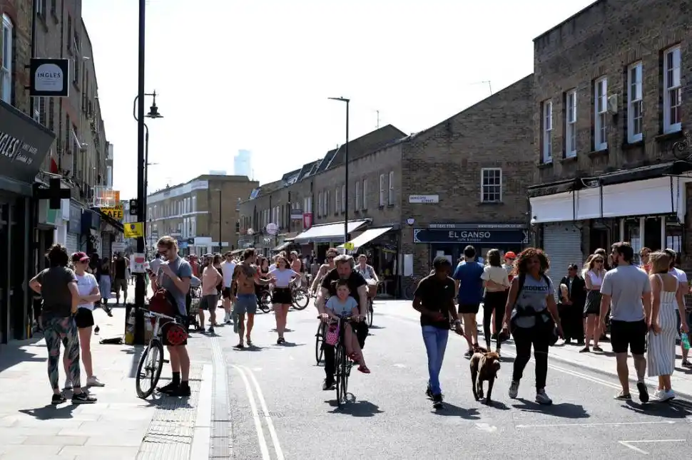 NORMALIDAD. Los paseantes volvieron a Broadway Market, en Londres.   