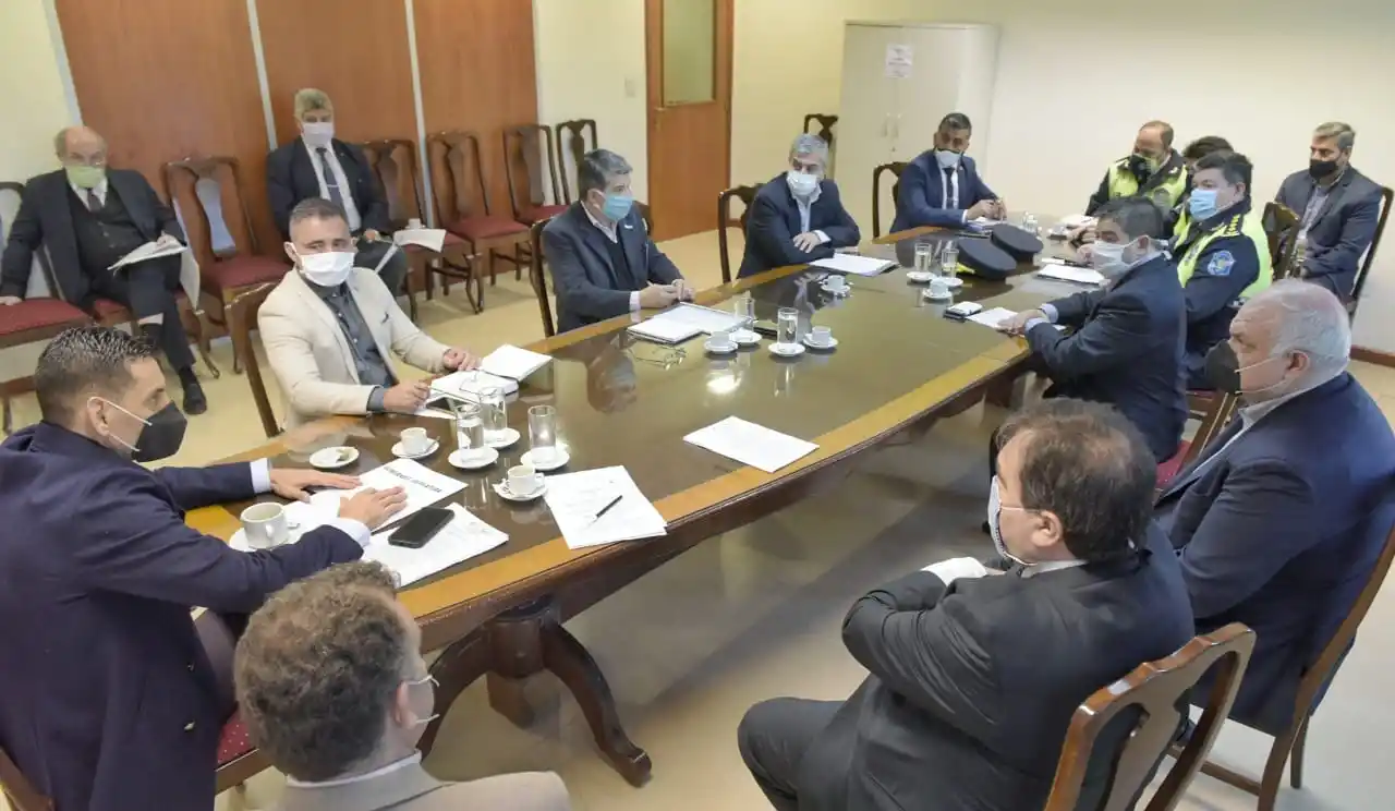 EN REUNIÓN. La comisión de Seguridad de la Legislatura recibió al ministro Maley y al resto de las autoridades de la cartera. Foto: Prensa Legislatura