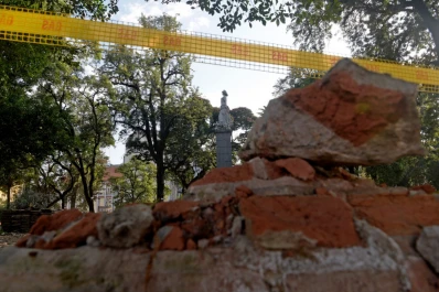 La plaza Independencia parece un campo minado, pero se reactivan las obras