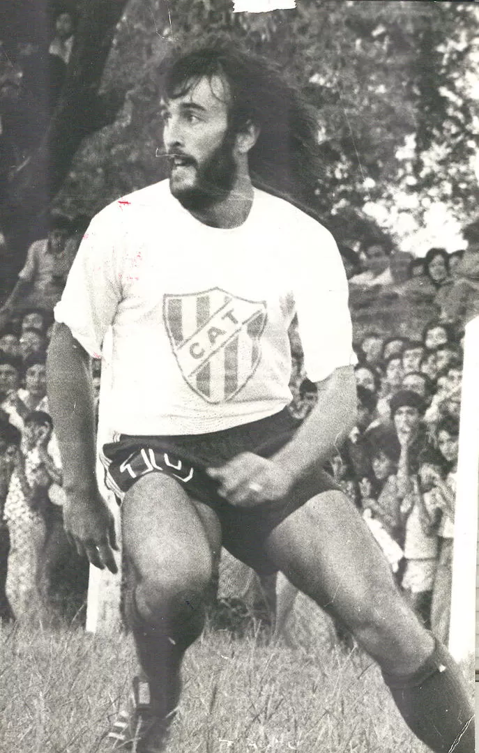 COMO SI FUERA UN DIOS. Goles como el que le marcó a San Lorenzo en 1975 catapultaron a Villa a la categoría de ídolo en Atlético y a Europa, donde terminó jugando. 