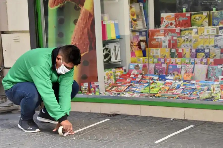 NOSTALGIAS DE RAYUELAS. Las veredas se llenan de marcas, pero son para espaciar a los clientes.