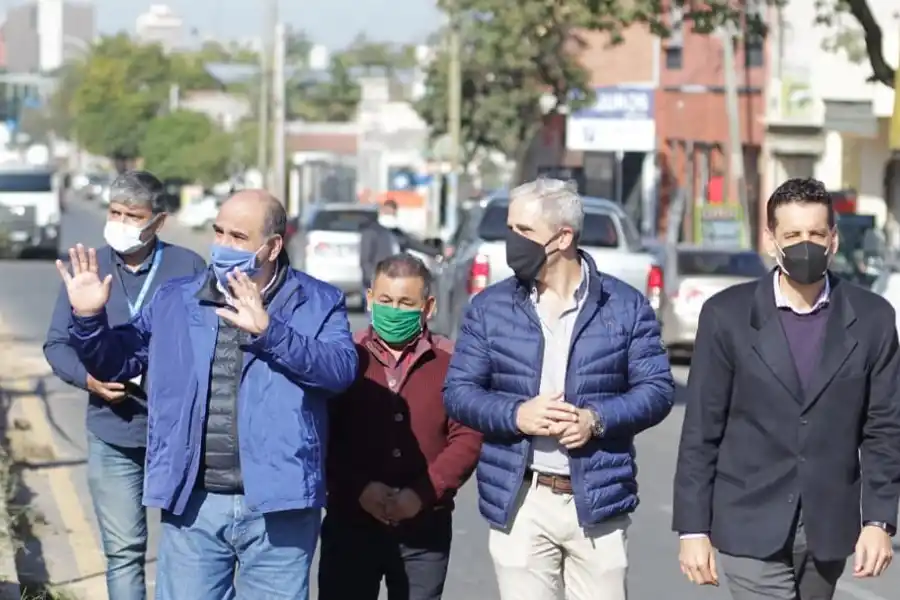 CON EL GOBERNADOR. Gerónimo Vargas Aignasse (a la derecha de la imagen), durante un recorrido oficial.