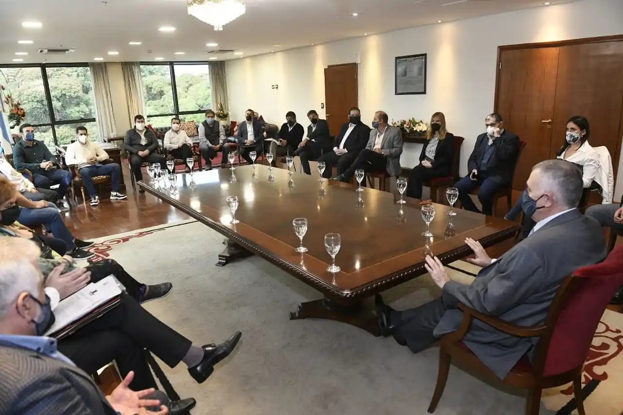 EN LA LEGISLATURA. Jaldo, desde la cabecera, coordinó la reunión con los propietarios de gimnasios. FOTO: Prensa Legislatura.