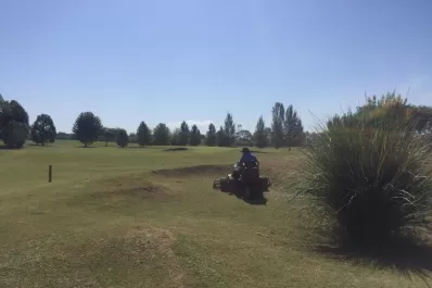 Nadie se muere por no poder jugar al golf, pero sí por covid-19, le retrucó un edil a Campero