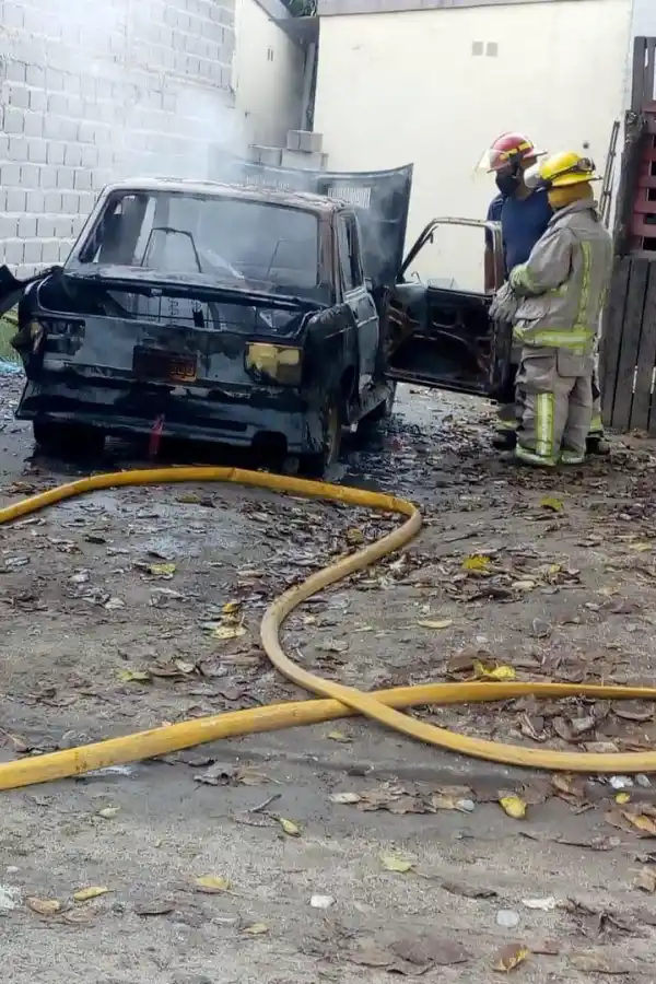 VIOLENCIA SIN FIN. El auto incendiado de una de las familias que están enfrentadas en el barrio Villa Nueva de Aguilares. 