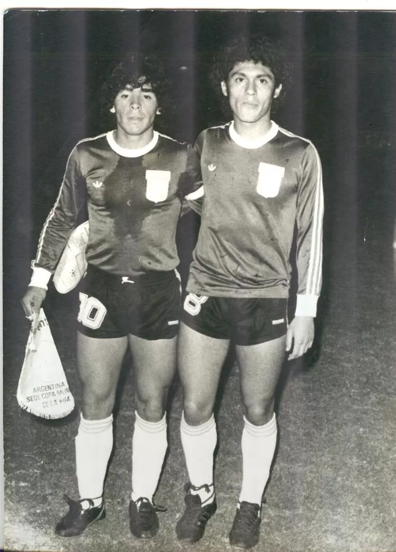 INOLVIDABLE. Meza y Maradona antes de enfrentar a Cosmos. “Diego era un fenómeno. Siempre salía antes del hotel. Todos lo seguían y nos dejaba el camino liberado”, recuerdo el tucumano. 