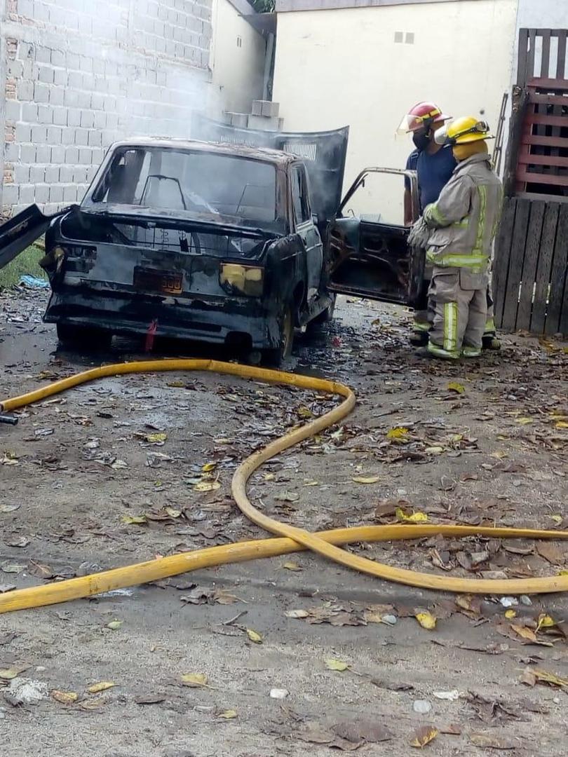 VIOLENCIA SIN FIN. El auto incendiado de una de las familias que están enfrentadas en el barrio Villa Nueva de Aguilares. 