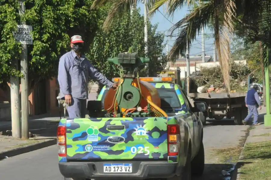 OPERATIVO MUNICIPAL. Una cuadrilla hace limpieza en un barrio. 