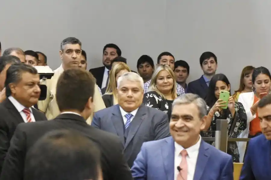 ASUMIENDO. Toscano observa desde atrás a Alfaro.