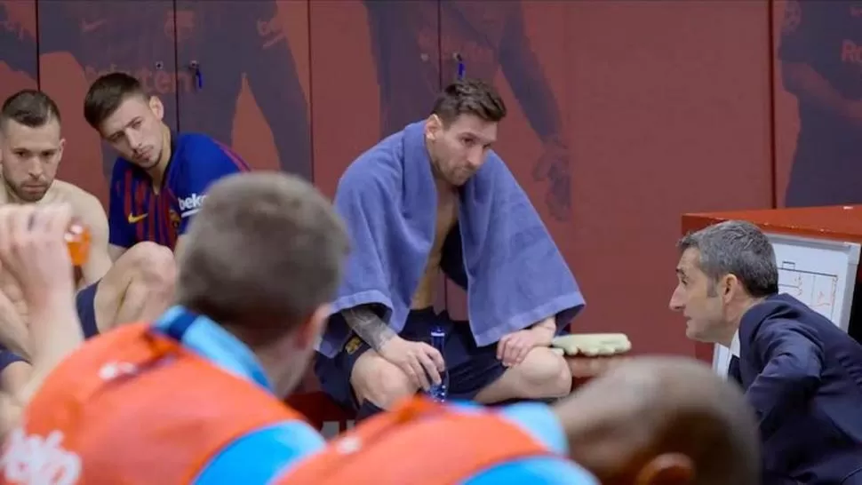 EN LA INTIMIDAD. El gesto de Messi lo dice todo. Las imágenes reflejan duras derrotas de Barcelona. 