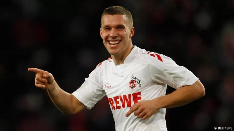 FIGURA. Podolski le habría pedido al peruano Carlos Zambrano que “colabore” para que el pase de concrete. 